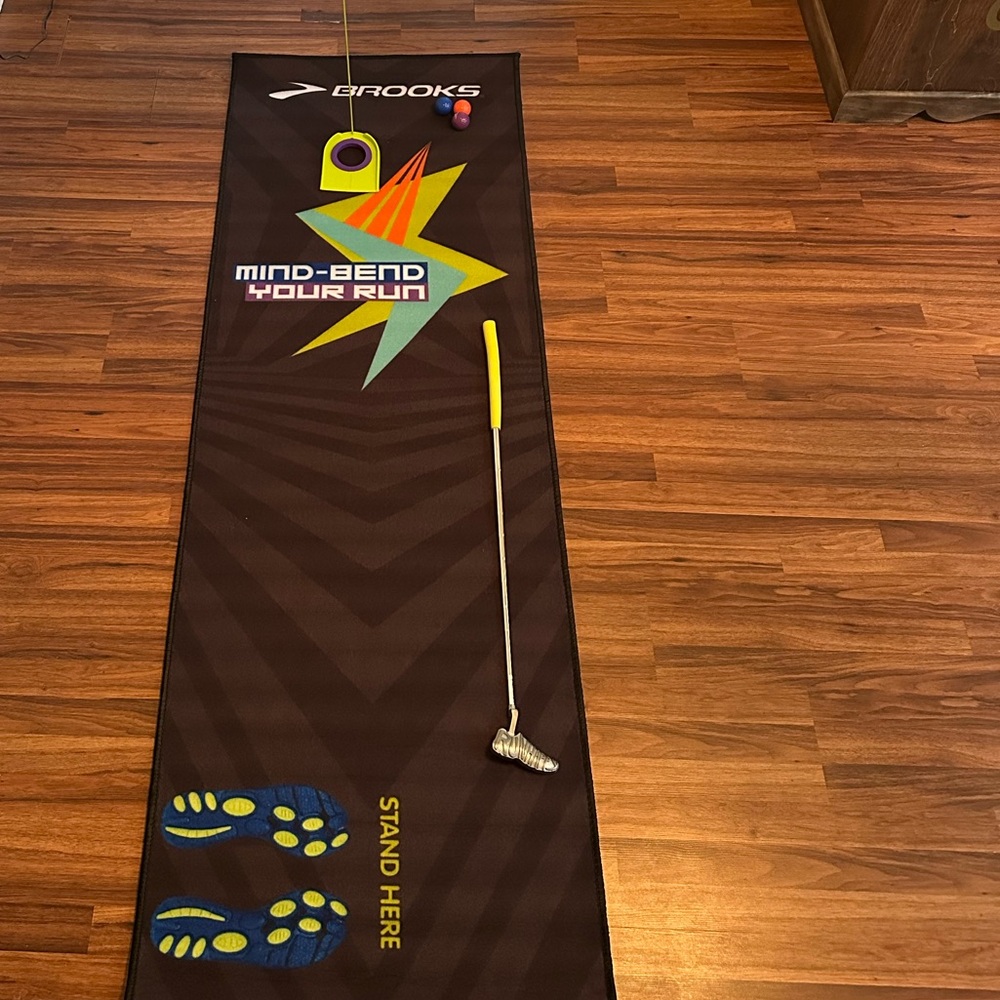 Brooks Golf Putter & 7 Foot Putting Mat